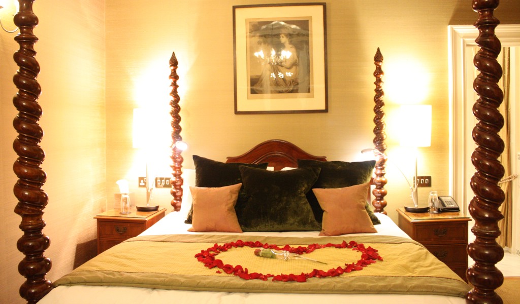 Four Poster Bed 